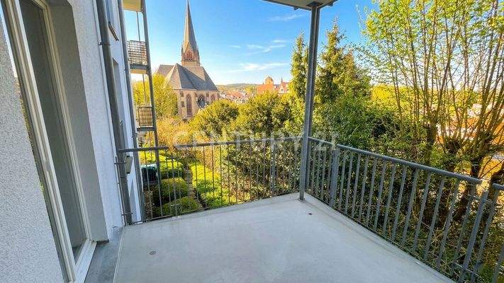 Blick zum Balkon vom Schlafzimmer gesehen