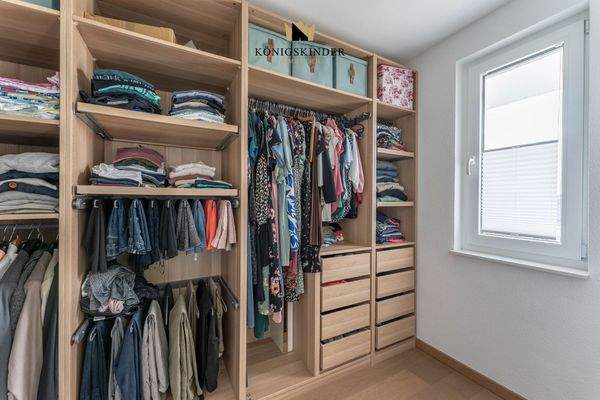 ...sogar mit Ankleide...