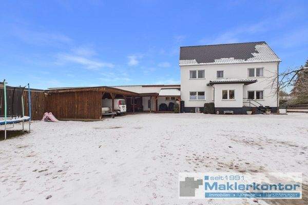 Objetk Frontseite mit Einliegerwohnung und Doppelcarport