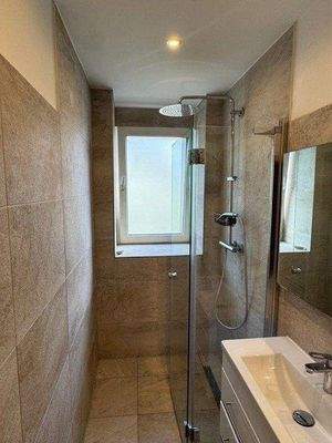 modernes Badezimmer im OG