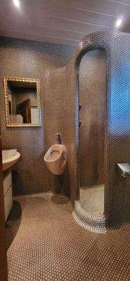 Duschbad mit WC + Fenster im EG