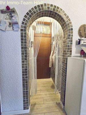 Charmanter Durchgang mit Mosaik-Bogen und Design-Perlenvorhang - Stilvolle Raumtrennung mit Charakter!