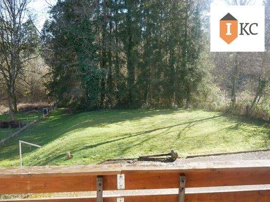 Blick vom Balkon in den Garten