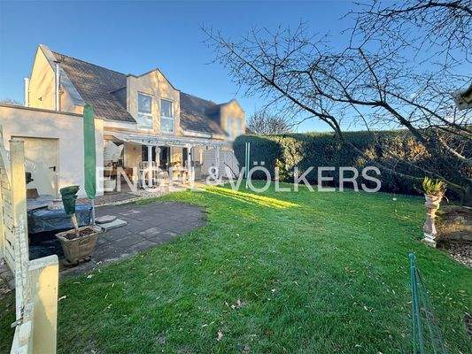 Gartenansicht mit Zugang zur Garage 
