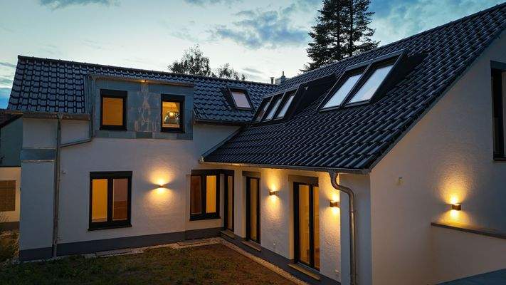 Hausansicht Gartenbereich  - Abendaufnahme II