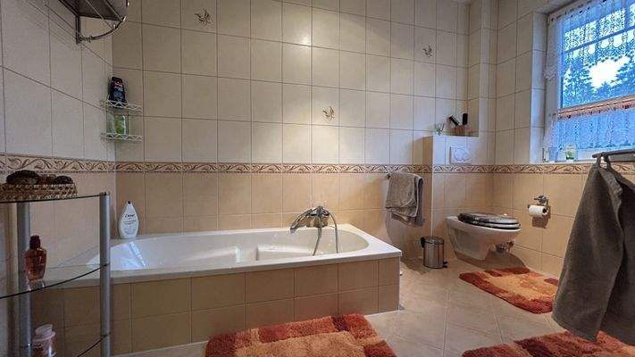 Badezimmer mit Wanne und Dusche