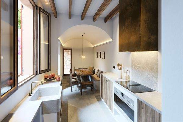 Voll ausgestattete Küche mit Essbereich