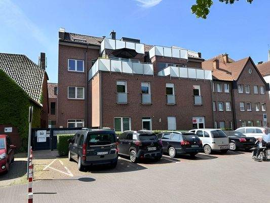 Parkplatzansicht mit Hofzugang