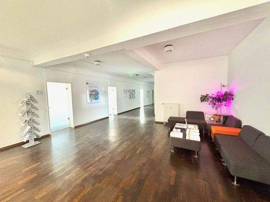 Flur mit Wartebereich