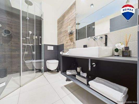 REMAX Immobilien DeLux Hotel Badezimmer Wallerfangen Mark Borowicz