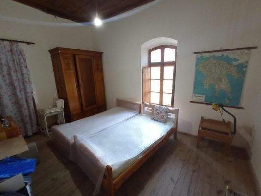 Kreta, Neapoli: Großes Steinhaus mit unvollendetem Gästehaus, Olivenhain und Garten zu verkaufen