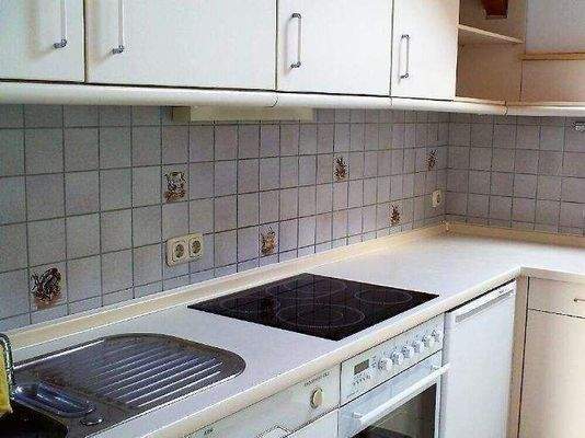 Einbauküche. Küche mit Dachflächenfenster.2020