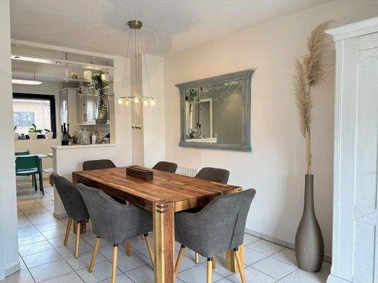 Essecke mit Blick in die offene Küche