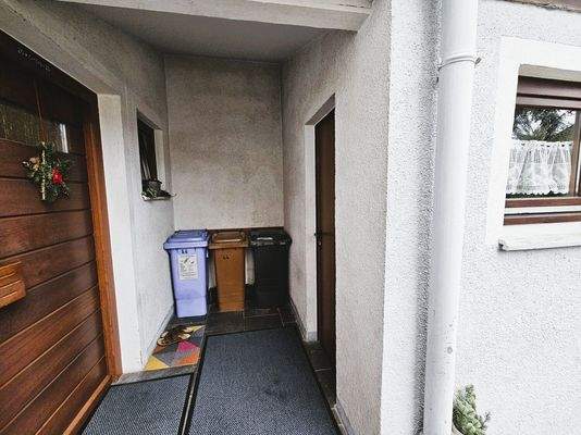 Zugang zum angebauten Abstellraum