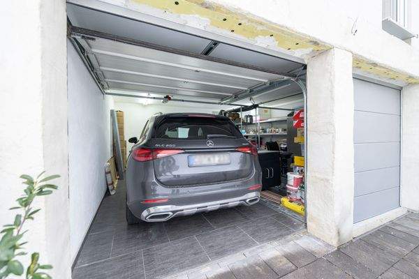 Doppelgarage mit Sektionaltoren