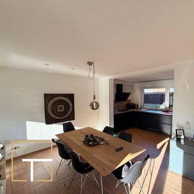 Moderne Küche mit Esstisch.jpg