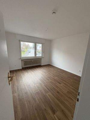 Helles Zimmer mit Holzfußboden