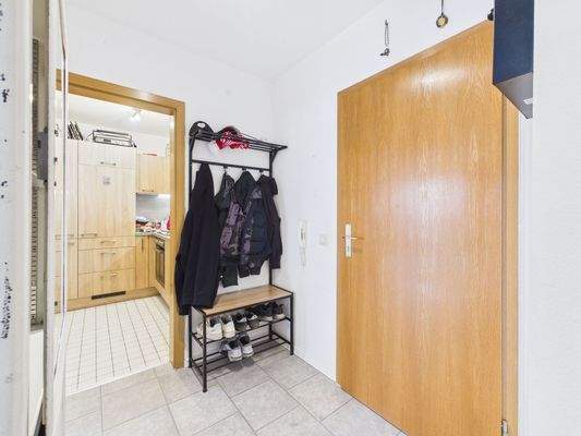 Eingangsbereich und Blick Richtung Küche