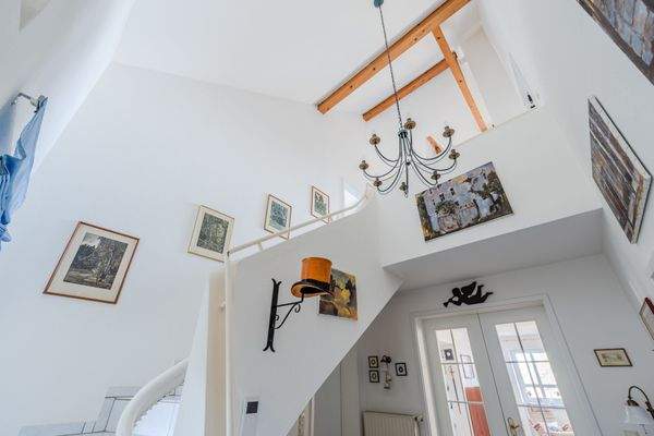 Spacious entrance area with a view of the upper fl