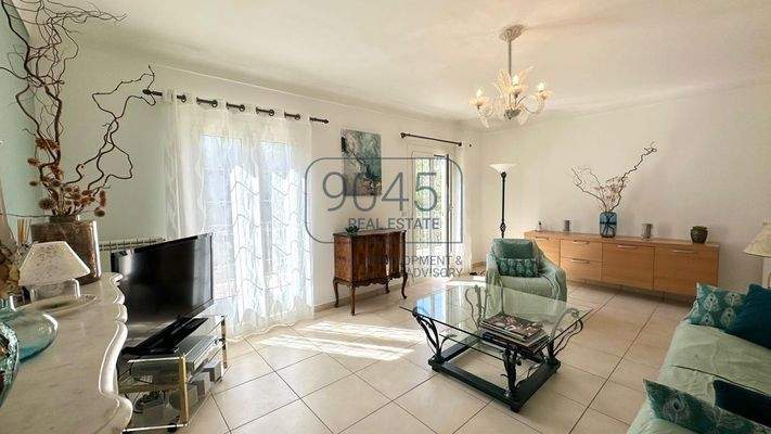 Ruhig gelegene Einfamilienvilla mit herrlichem Ausblick auf das mittelalterliche Dorf Peillon