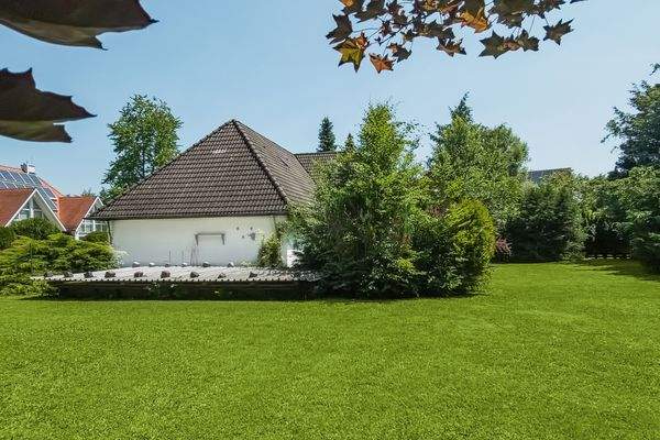 Bestand mit Außenpool