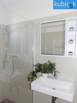 Bad mit bodenebener Dusche