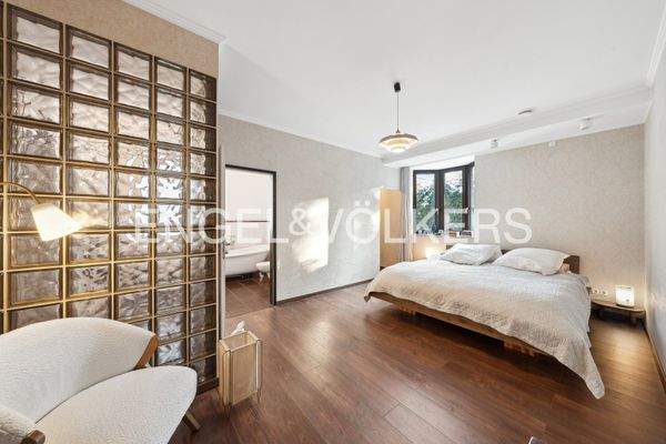 Schlafbereich Erdgeschoss mit Blick in das Masterbad