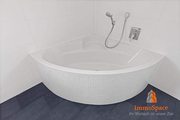 Blick auf die Eckbadewanne