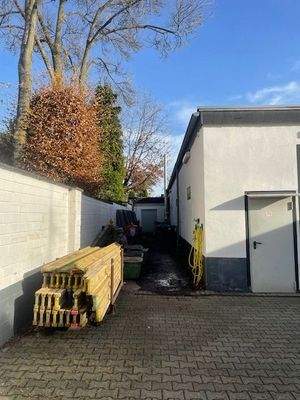 Bereich links neben der Halle