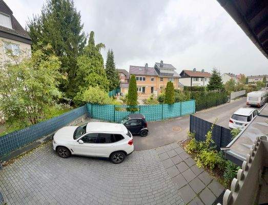 31-Zufahrt &amp; Stellplätze am Eingang.jpeg