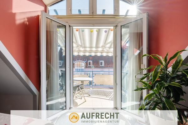 Blick auf den sonnigen Balkon