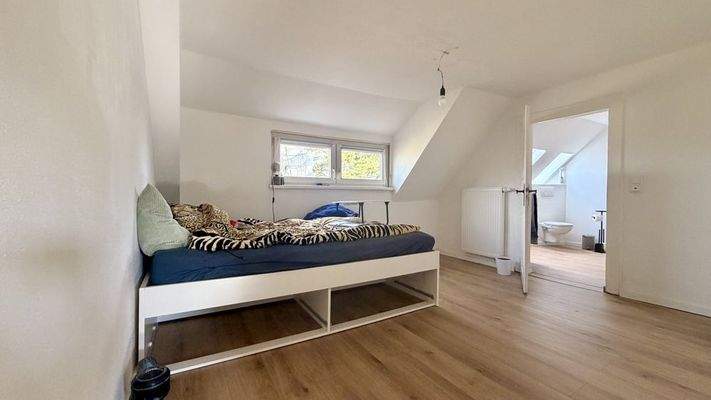 Ruhiges Schlafzimmer mit Blick ins Grüne