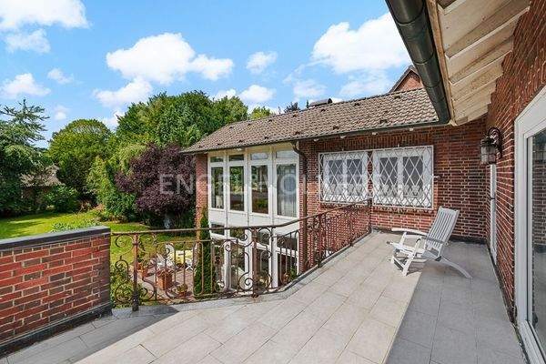 ... ca. 10m² großen Balkon.