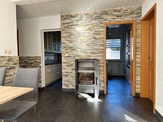 Essdiele mit Kaminofen im EG (Hochparterre)