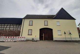 Außenansicht mit Baustelle