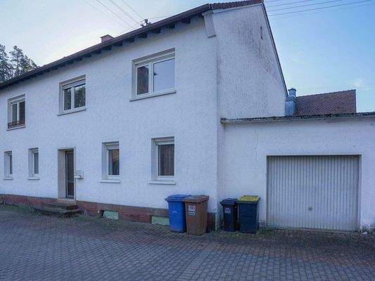 Hausansicht mit Garage