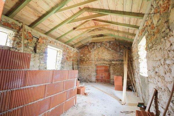 Ein Haus mit Balkon, Loggia und sonniger Terrasse