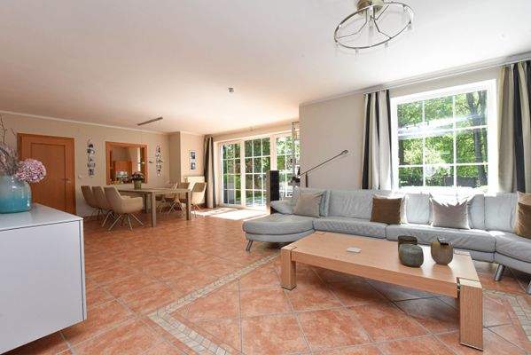 einladender Wohn-/Essbereich mit Erker und Zugang zur Terrasse