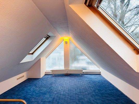 17. Dachboden m. Giebelfenster.jpg