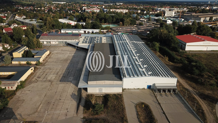 Blick auf Hallenkomplex mit Ha