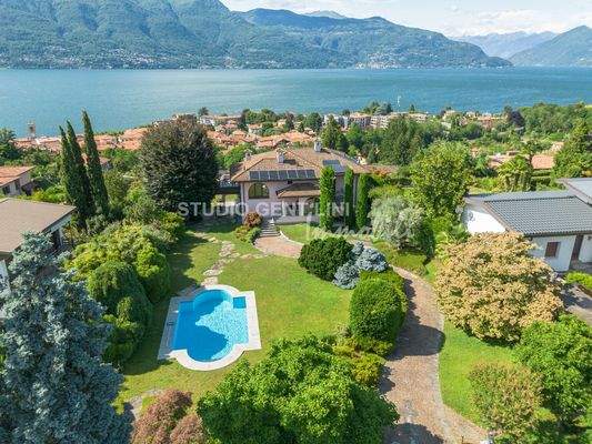 giardino con piscina