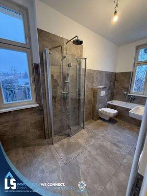 Badezimmer mit Dusche und Badewanne 