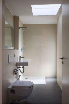 Gäste-WC mit Lichtkuppe, Bodentieffenster, Dusche