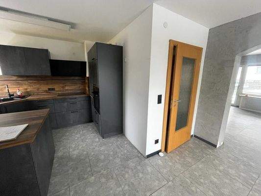 Wohnbereich und Einbauküche EG