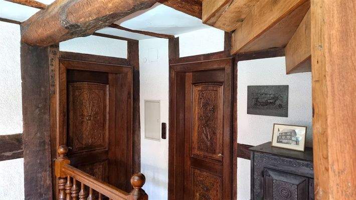 Stilvolle Holztüren im Antik-Look