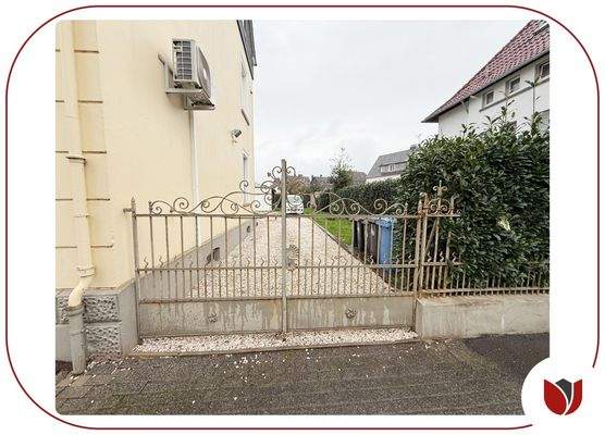 Zufahrt in den Hof und zum Garten