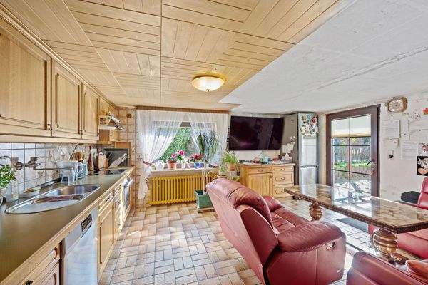 Offene Wohnküche mit Terrassenzugang im Souterrain