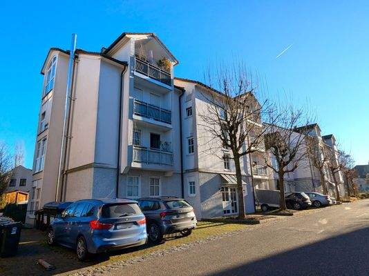 Nordwestansicht des gepflegten Mehrfamilienhauses