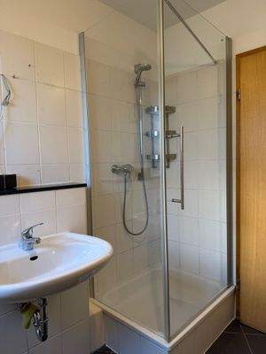 Ansicht Bad mit Wanne und Dusche