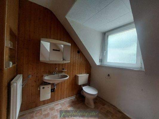 DG - Bad - Tageslicht - ohne Dusche - Vorinstallationen vorhanden